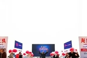 《两版通稿的差异对照》封面：两份文本并排摆放并标出差异段落