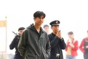 《点赞数的异常曲线》封面：出现尖锐凸起的统计曲线示意