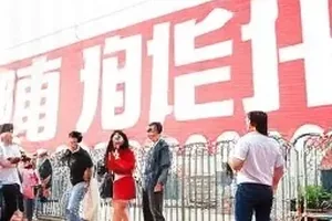 《三段视频的拼接疑点》封面：分屏排列的三段视频帧对比示意